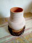 Jarra de barro em bolacha de carvalho.