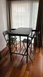 Mesa alta IKEA preta c/ 4 cadeiras