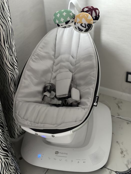 Заколисуючий дитячий центр 4moms Mamaroo5.0