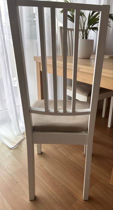 Krzesło białe z miękkim beżowym siedziskiem