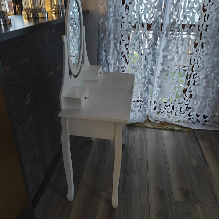 Toaletka biała z lustrem