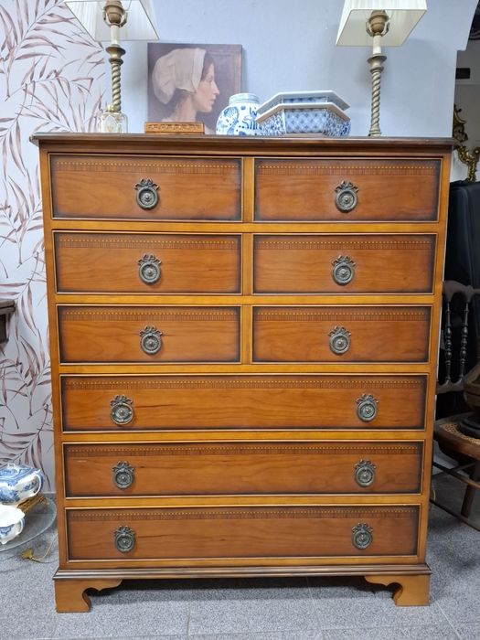 Cómoda Clássica em madeira maciça.