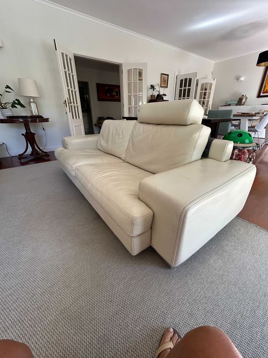 sofá e 2 poufs em couro marca "Roche Bobois"
