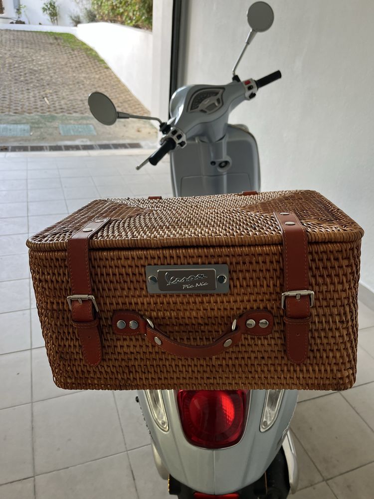 Vespa Primavera Pic Nic