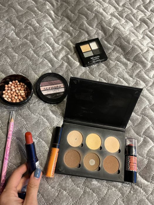 paczka kosmetyków do makijażu