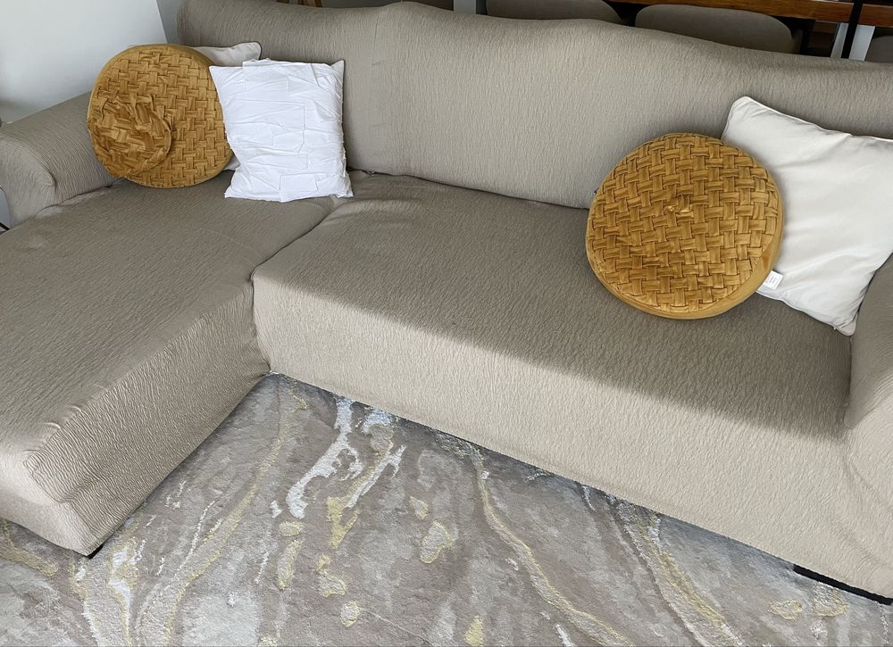 Sofá cinzento com chaise longue, com capa beige