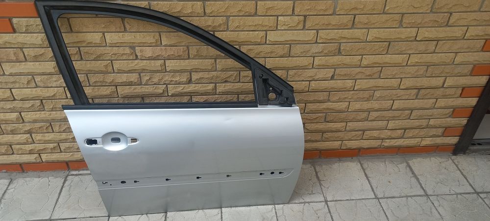 Двері правие передні рено меган2