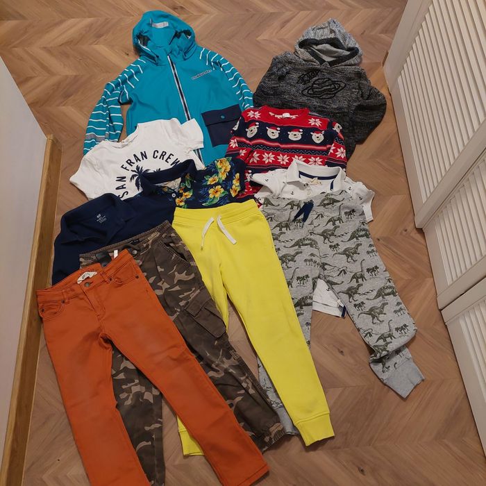 Zestaw 122 Hm, paka spodnie dresowe, bluzki