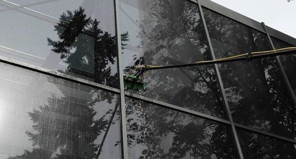 Mycie kostki dachów elewacji tarasów płotów basenów fotowoltaiki okien