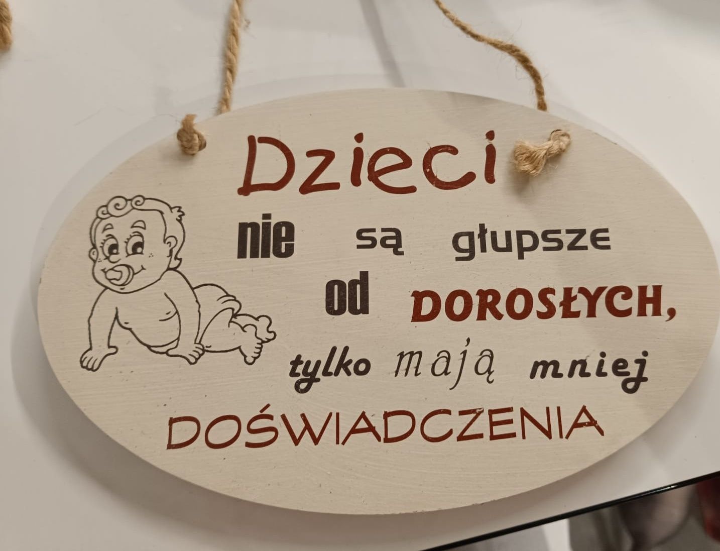 Okazjonalne drewniane tabliczki z sentencjami.