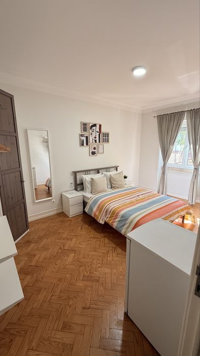 Quarto amplo e confortável com cama de casal