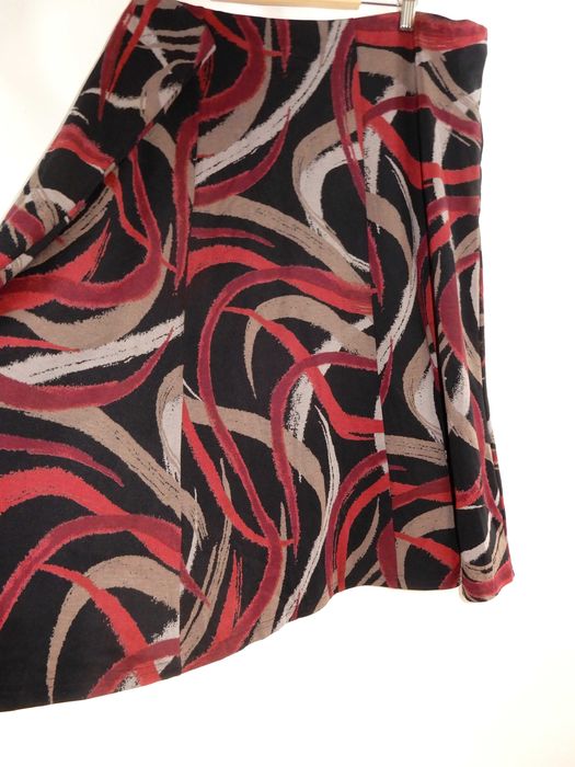 Spódnica midi rozkloszowana casual wzór print czerwona czarna Bm 50