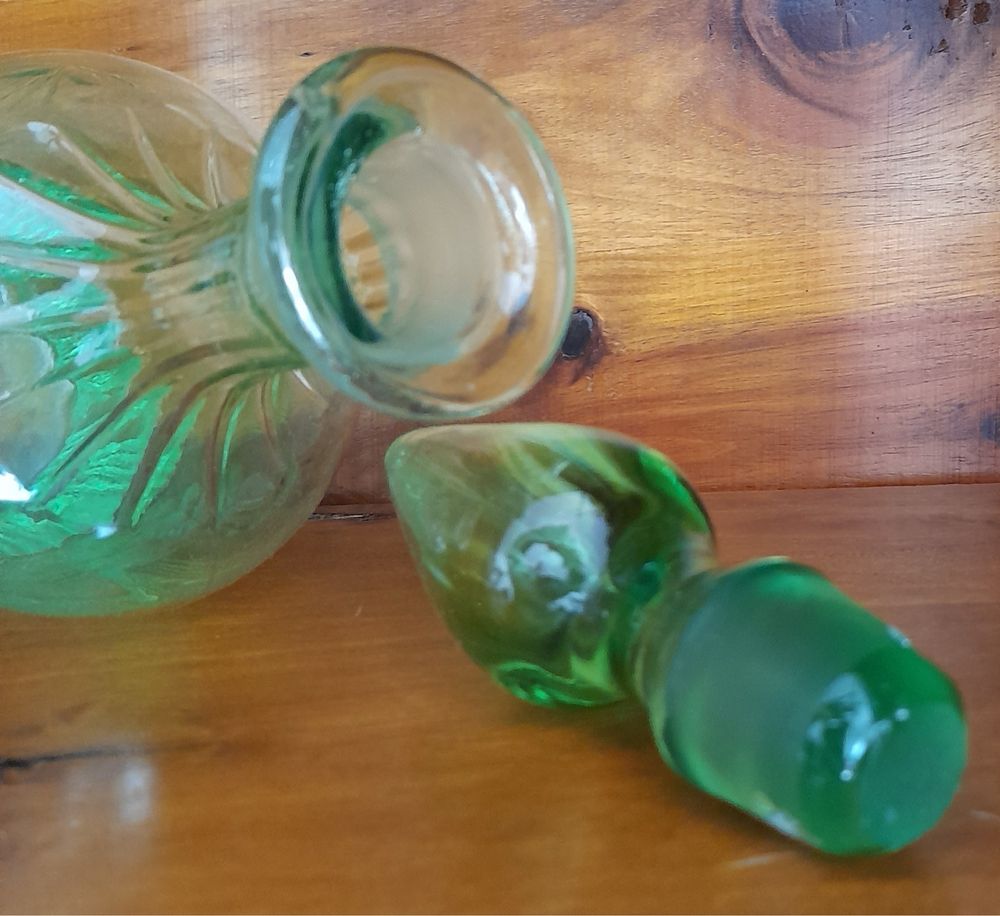 Garrafa licoreira antiga de vidro verde lapidada com tampa de vidro