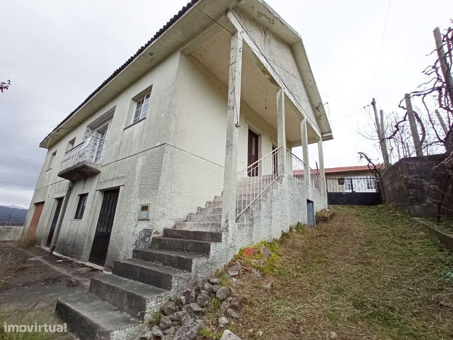 Moradia T3 para Recuperação com Jardim e Estacionamento em Ribeira de