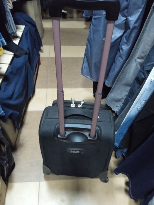 Продам чемодан на 4 колесах,фабричного касества