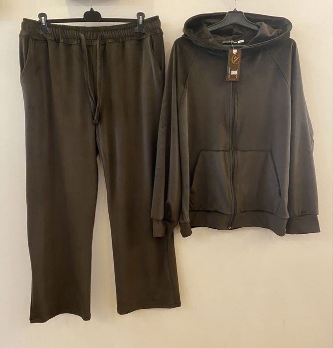 Дуже же гарний костюм шоколадного кольору 52-52