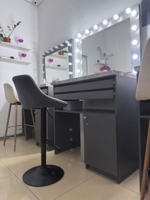 Стол для визажиста