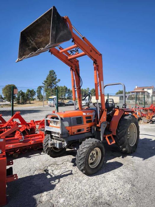 Trator Kioti DK45 com Carregador Frontal