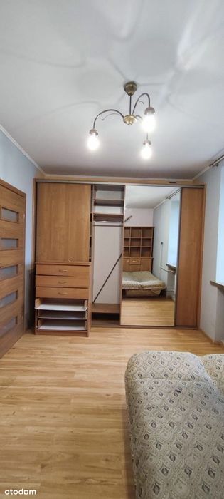 2 pokoje, 2 piętro, widna kuchnia, mały balkon.