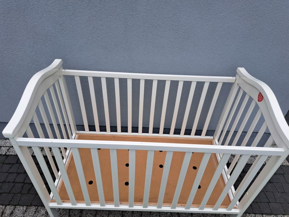 Łóżeczko dziecięce białe