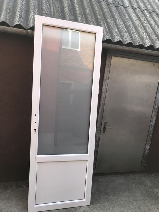 Продам пластиковые двери без коробки