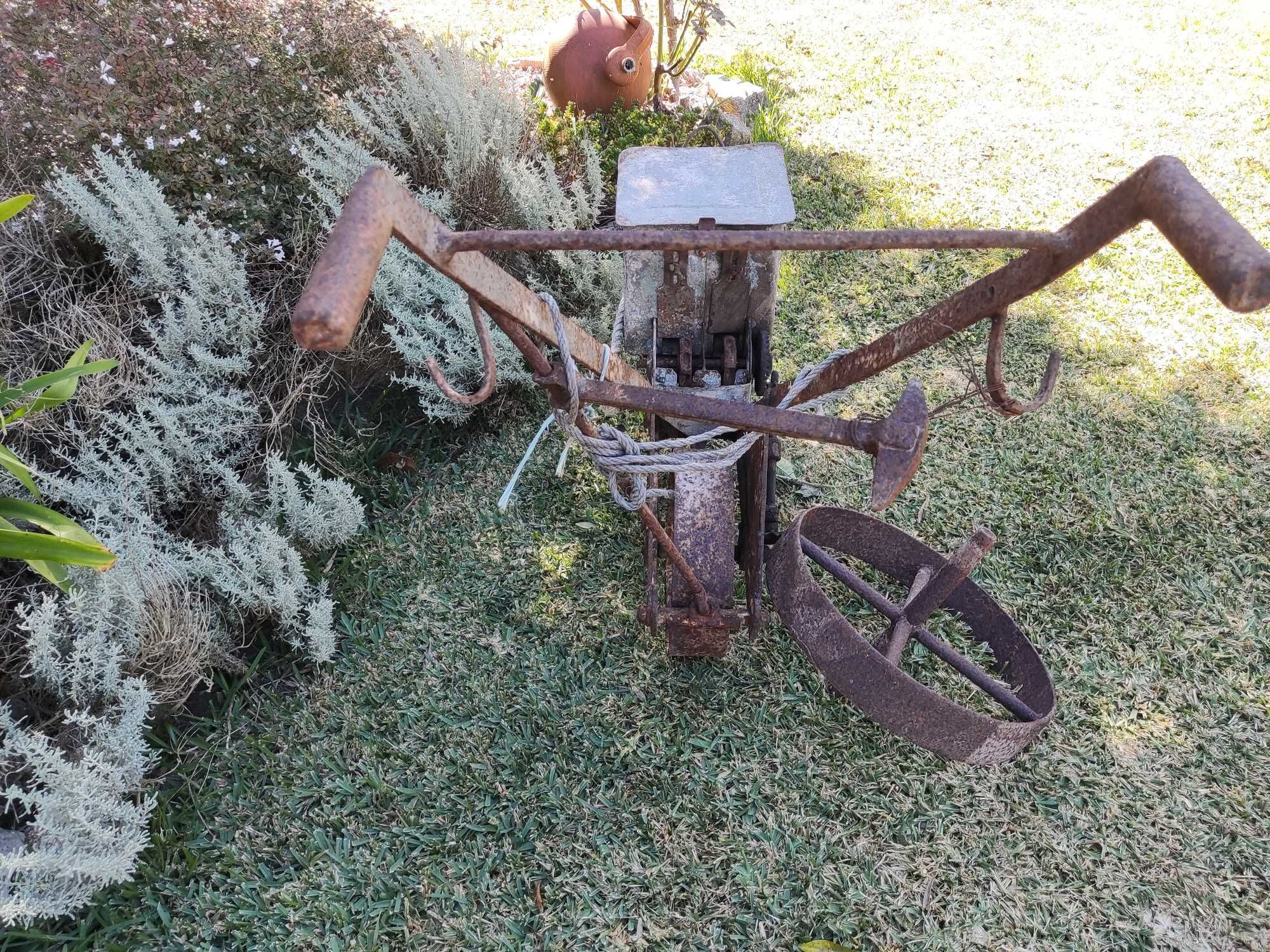 Arado e Semeador Antigos - Decoração Rústica Eventos/Quintas/Jardins