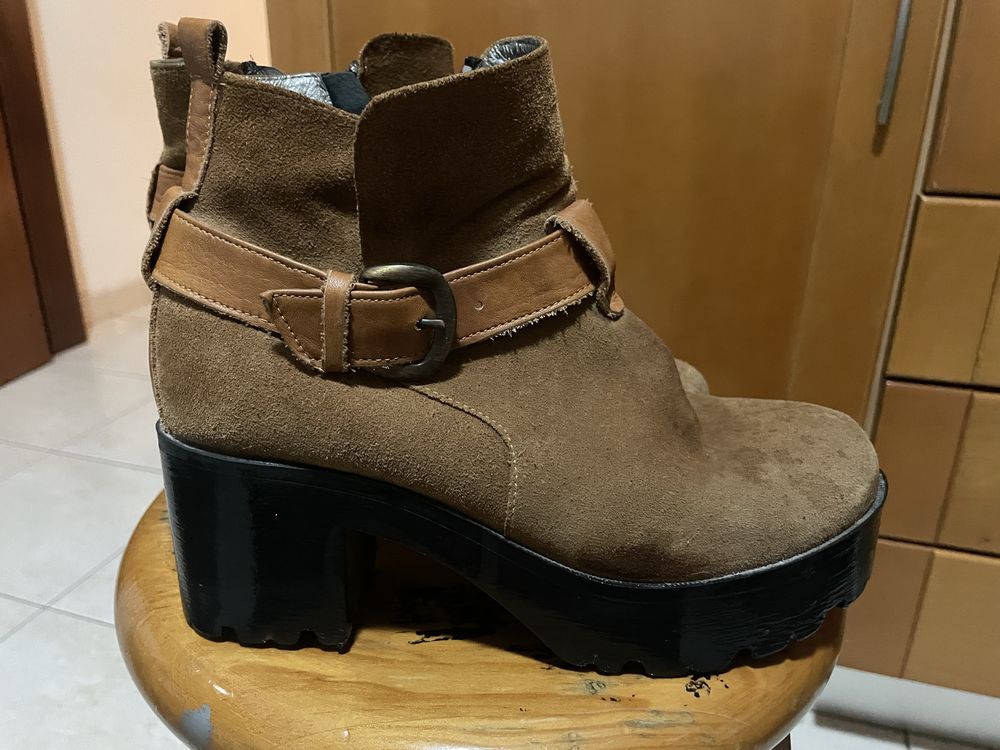 Botas em pele basicamente novas