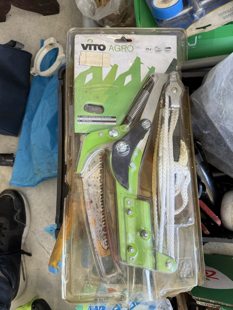 Vario material de jardinagem, serras, tesouras poda