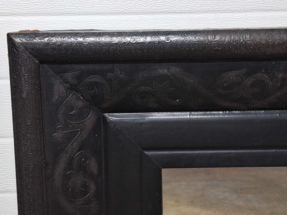 Espelho retangular trabalhado, casquinha metálica e madeira