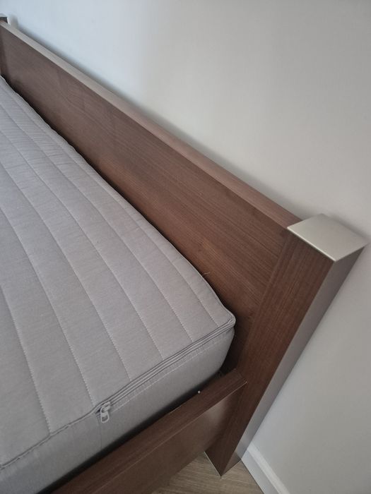 Łóżko drewniane ze stelażem i materacem 140x200