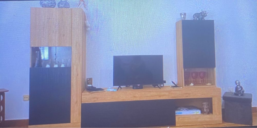 Movel de sala em madeira castanha, num estilo moderno