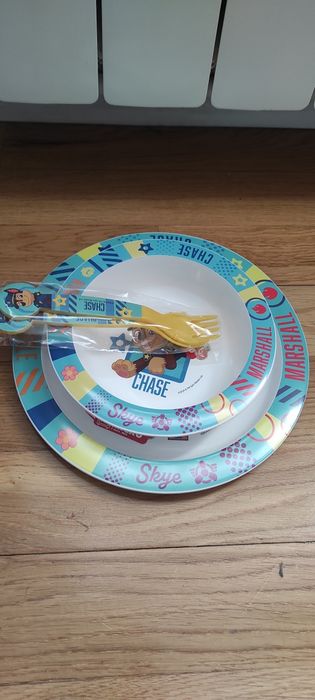 Zestaw plastikowych naczyń dla dzieci