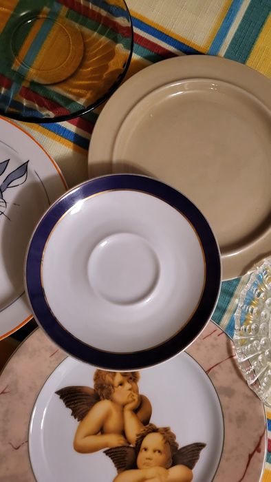 PRL Zestaw różnych talerzyków deserowych.