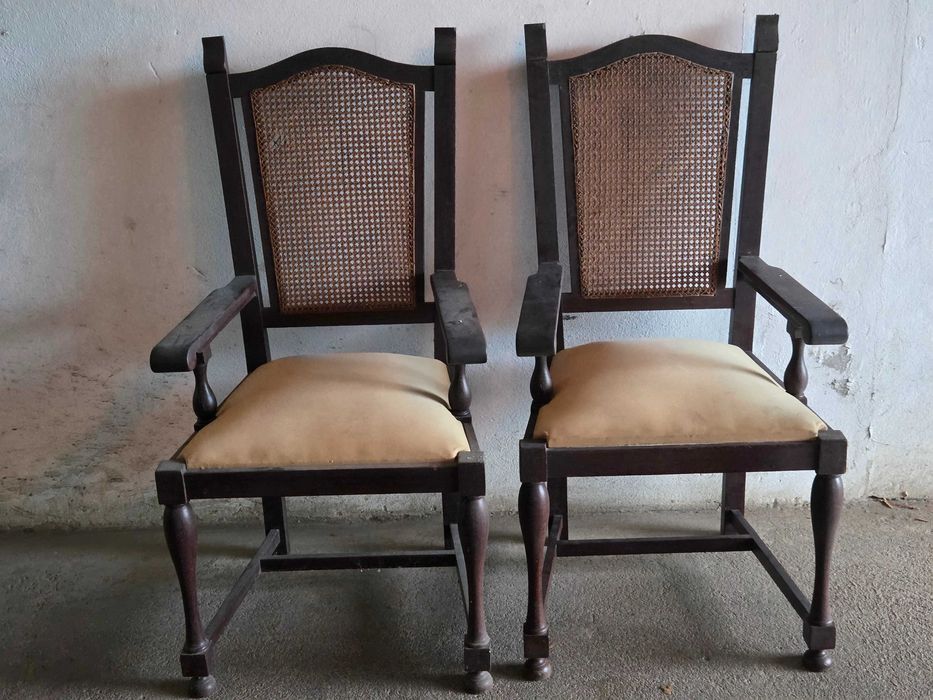 Cadeirões em madeira panga-panga com encosto em palhinha