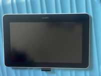 Tablet graficzny z ryśkiem i kablem