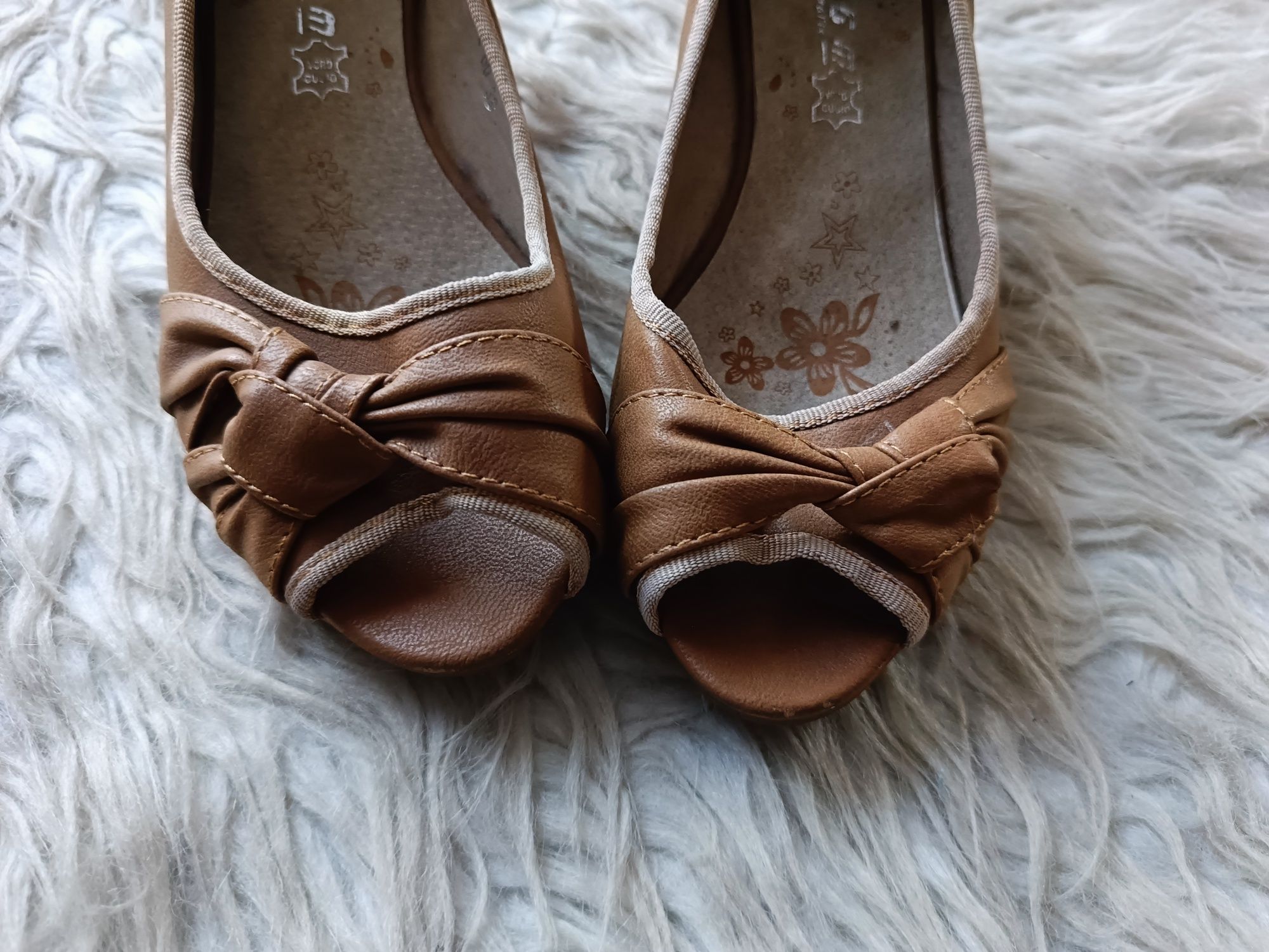 Buty na koturnie z odkrytym palcem