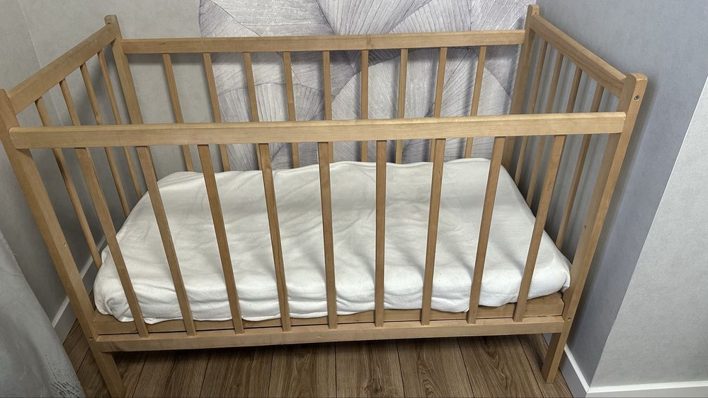 Продам дитяче ліжечко 120*60 з матрасом