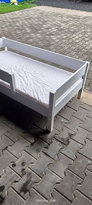 Sprzedam łóżko pojedyncze dziecięce.