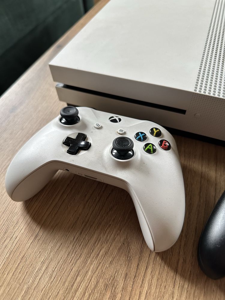 Xbox One S 1000GB (1TB) z napędem + 2 pady + FIFA 20 + UFC 4 + kable