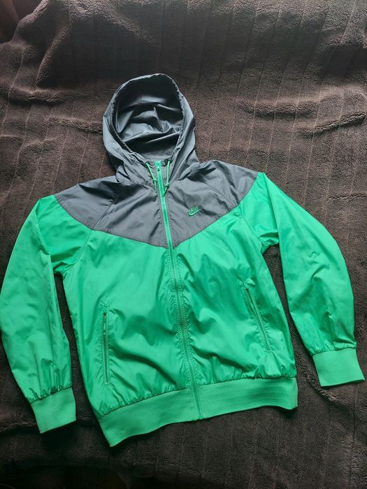 Вітровка фірми Nike Sportswear Windrunner оригінал 

Розмір по бірці: