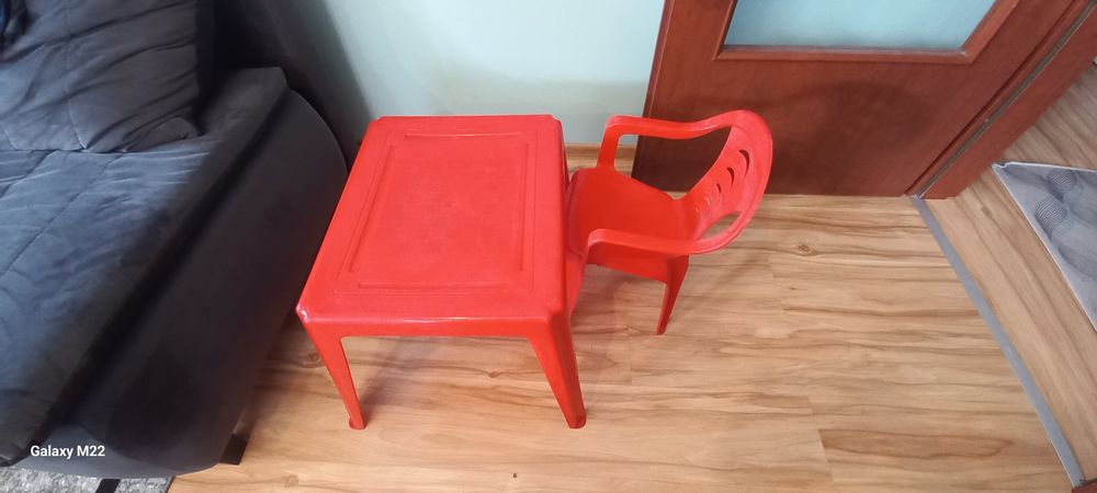 Stolik I krzesełko dziecięce czerwone.