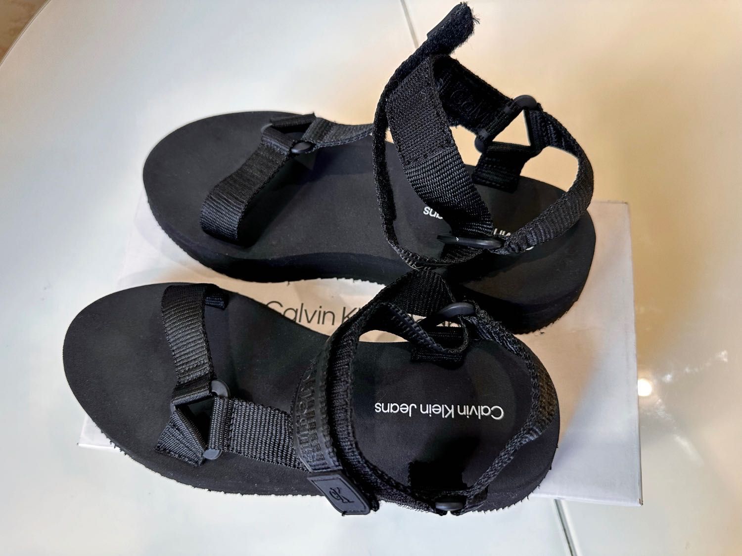 Продам оригінальні жіночі сандалі Calvin Klein Prefresato