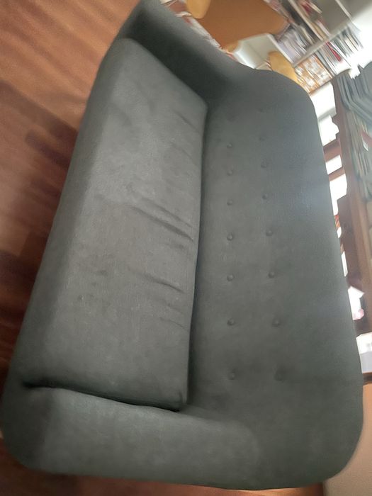 sofa cinzento  com apoios de madeira
