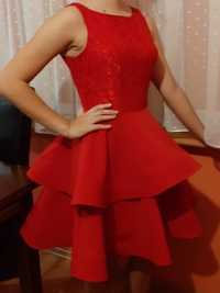 Czerwona rozkloszowana sukienka z dwoma falbanami.