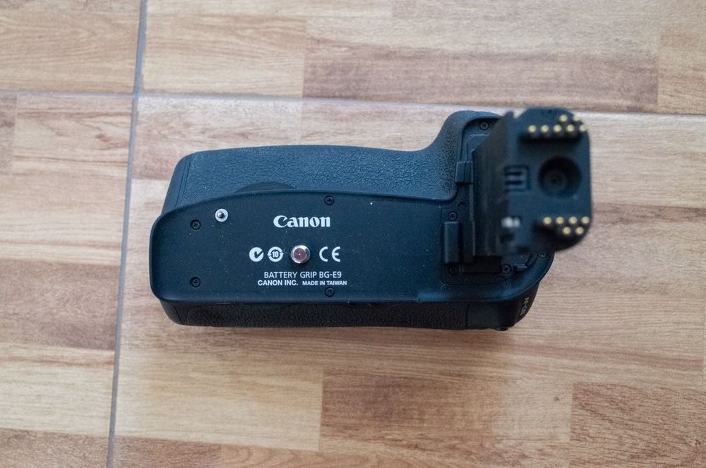 Punho de bateria Canon BG-E9, battery grip,  em bom estado.