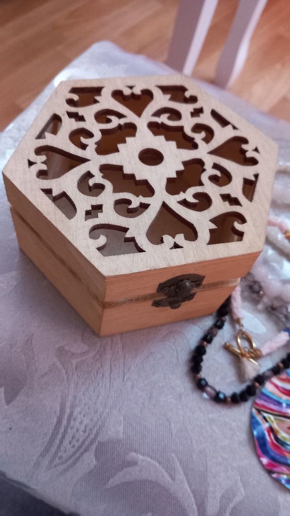 Zestaw biżuterii z drewnianą szkatułką
