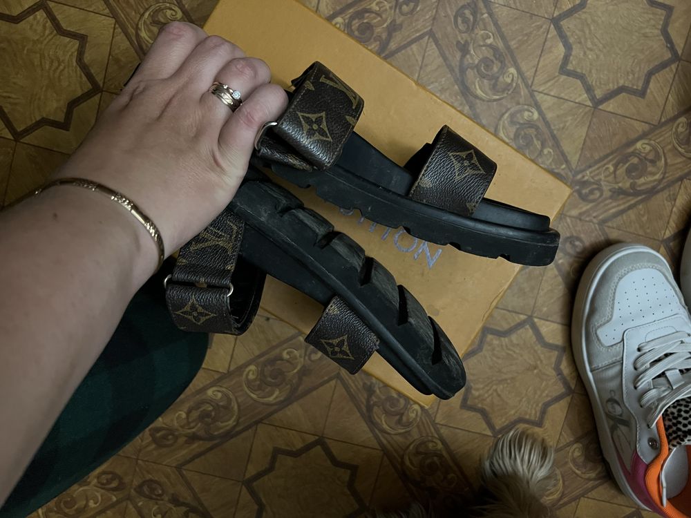 Сандалі louis vuitton