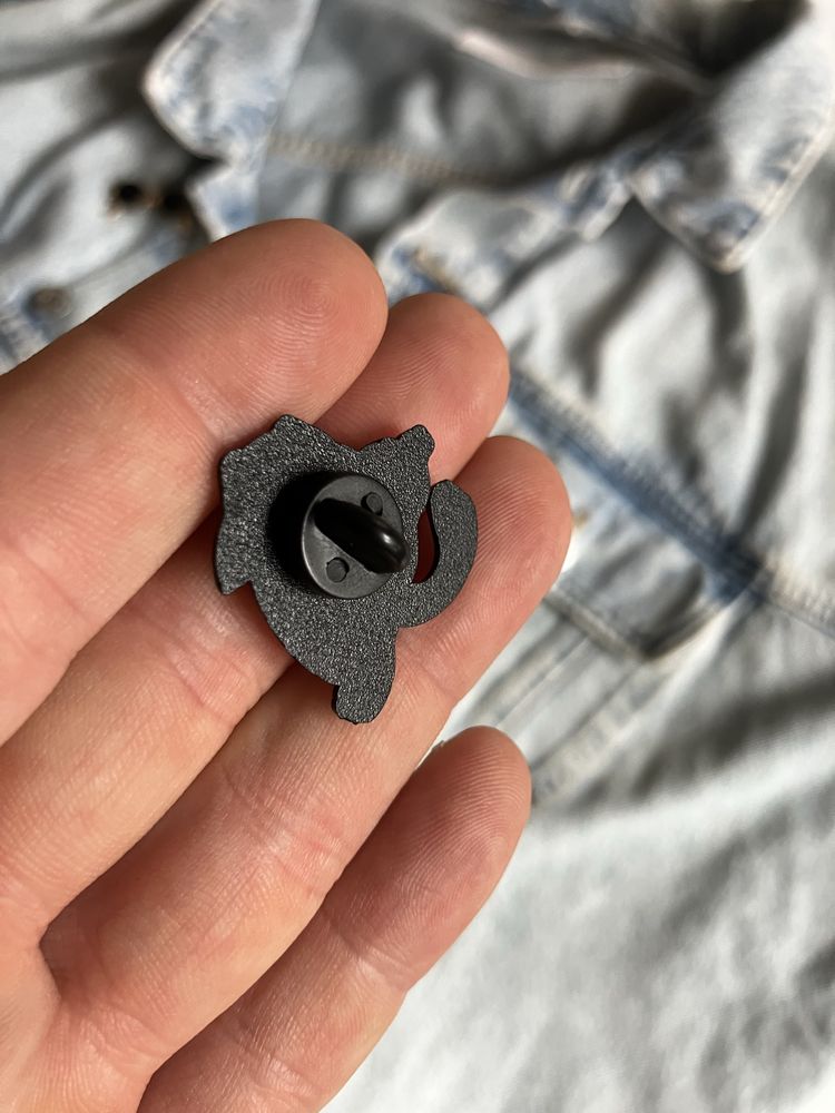 Metalowa emaliowana przypinka pin z motywem kota