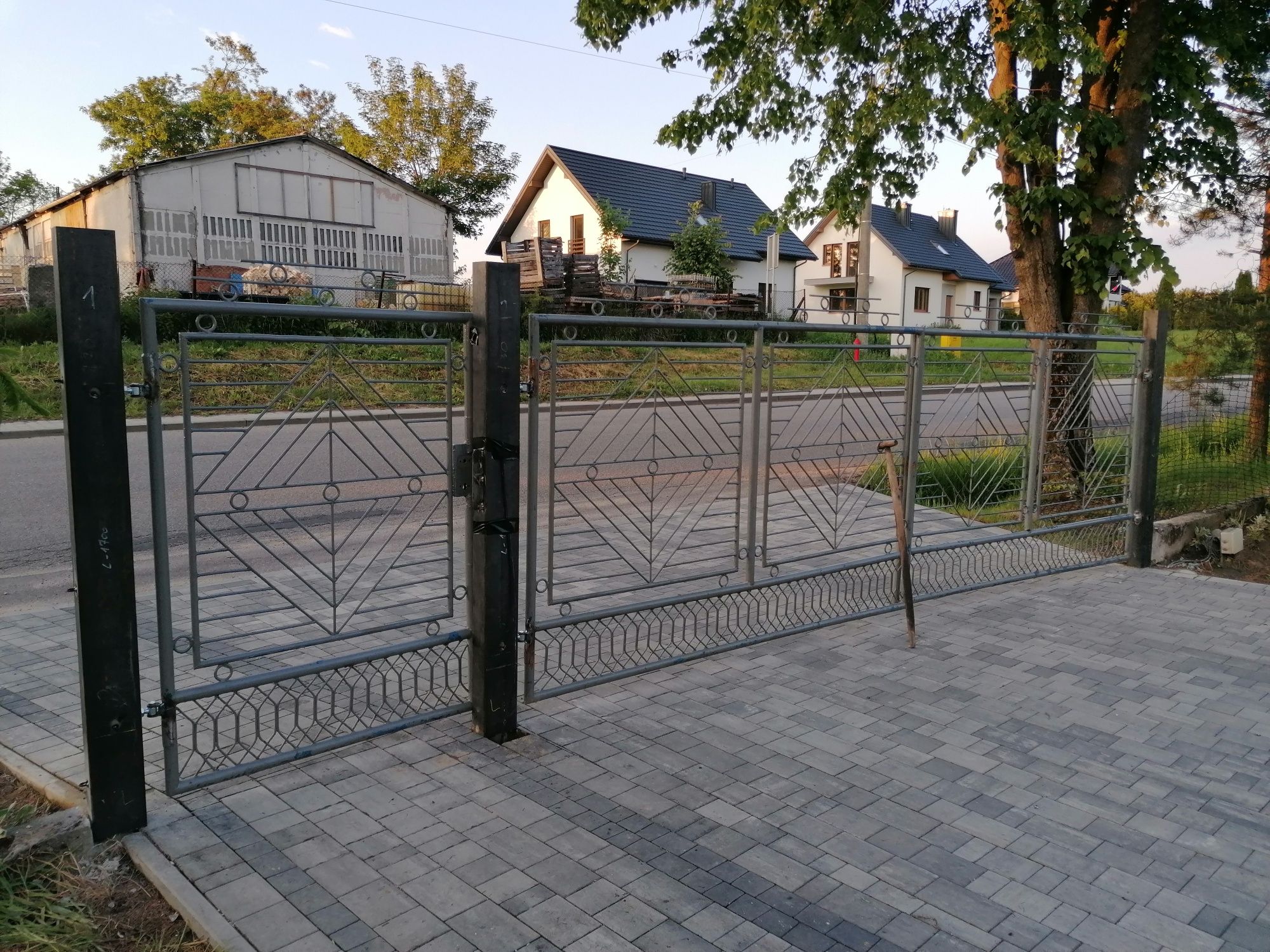 Brama wjazdowa uchylna wyśrutowana  dwu skrzydłowa + furtka