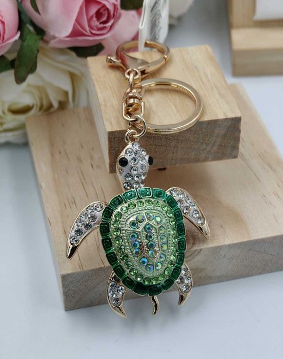 Brelok żółw z zielone cyrkonie elegancka zawieszka do kluczy torebki